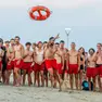 Un momento della gara di salvagente di precisione alle Bagniniadi di Lignano Pineta