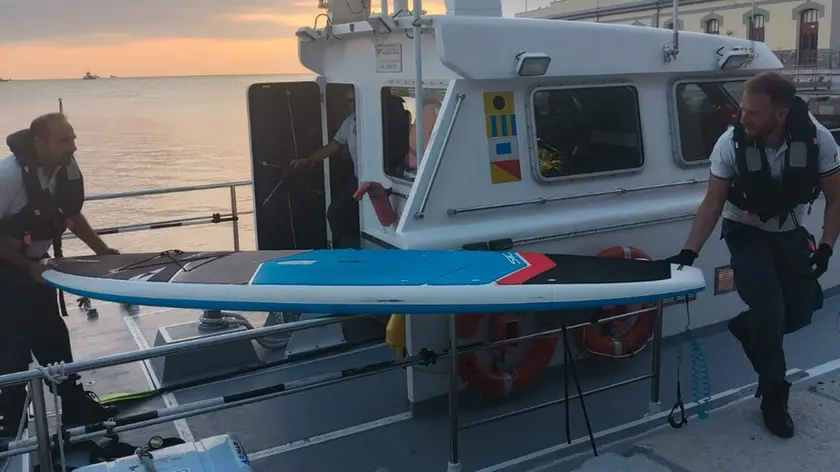 La Capitaneria di Porto ha tratto in salvo due minorenni che, a causa del vento sul lungomare di Barcola, non riuscivano a tornare a riva con il sup