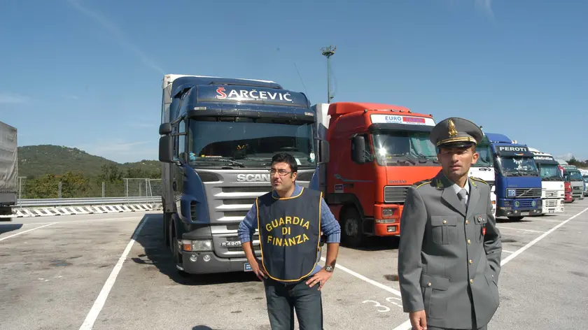 La guardia di finanza a Fernetti in una foto d'archivio