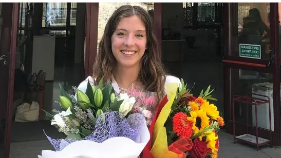 In basso Rossella Ruberti con il mazzo di fiori post diploma all’esterno del Nordio. In alto a sinistra Simone Bopnazzza, a destra Rachele Guccione
