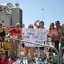 L'entusiasmo dei fan che fin dalla mattina attendono l'inizio del concerto di Robbie Williams a Trieste. Fotoservizio e video Lasorte