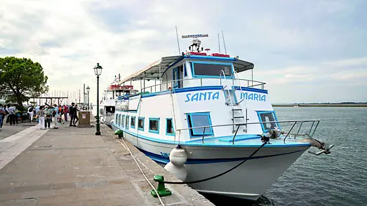 La punta est di Lignano e, sotto, una delle barche da Marano