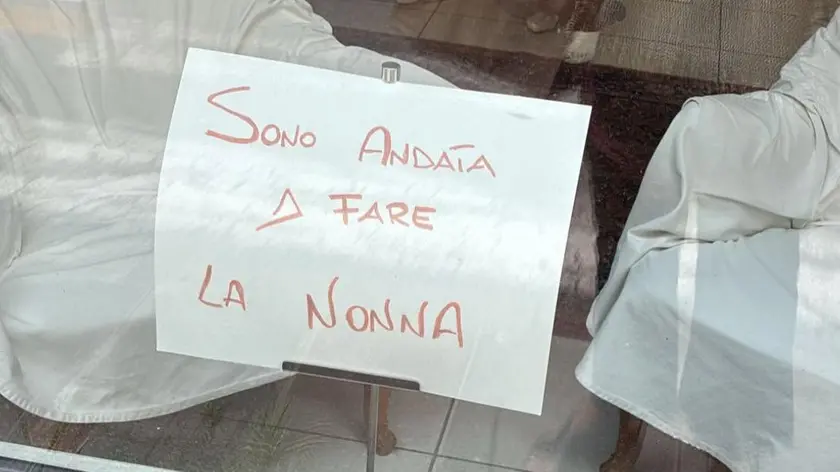Il cartello affisso in vetrina dalla commerciante