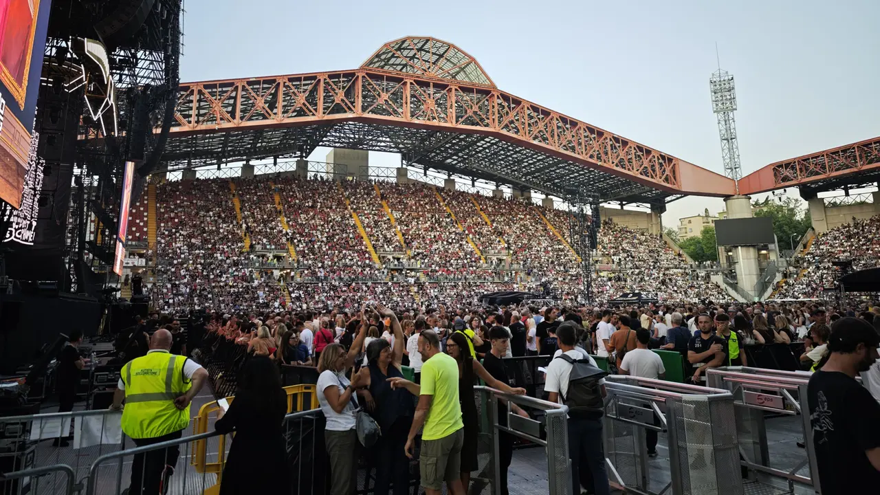 Lo stadio Rocco gremito di fan prima del concerto (Lasorte)