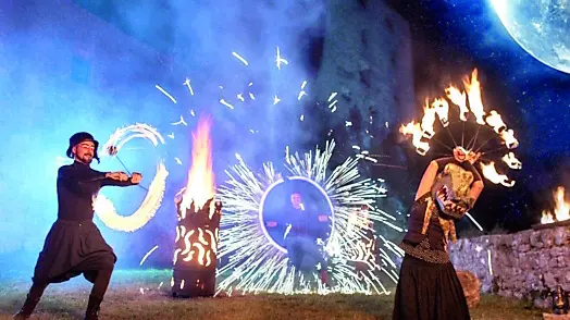 Il gruppo di giocolieri Cupakabra