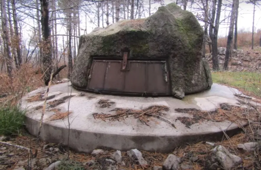 Il vecchio bunker per lo stoccaggio delle armi dislocate nell’area allo scopo di fronteggiare un’eventuale invasione dell’esercito sovietico