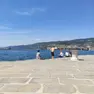 Un giovane turista sul molo Audace subito dopo il tuffo rinfrescante di martedì pomeriggio
