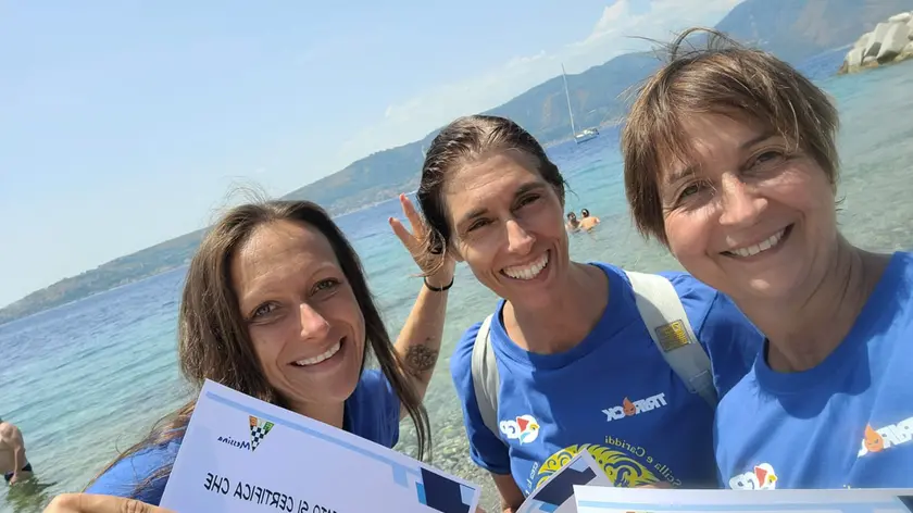 Federica Saorin, di Gabbiano Nuoto Campodarsego, ed Elisabetta Carmagnani, di Gymnasium Pordenone, con Mirella Degli Agostini