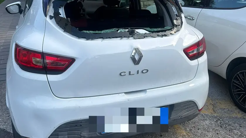 L'auto danneggiata
