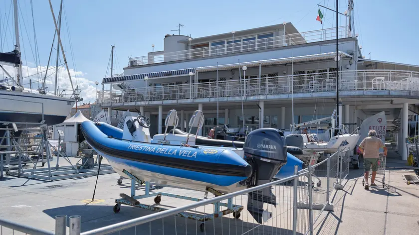Qui sopra, a sinistra, la sede della Società Triestina della Vela in Sacchetta. Foto Massimo Silvano