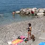 Bau Beach, la spiaggia per cani aperta dal Comune meno di tre settimane fa situata tra il Cedas e “Il Pane quotidiano”. Dopo la Barcolana l’area sarà rivisitata. Foto Lasorte
