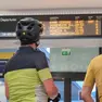 Il tabellone con le partenze e i 100 minuti di ritardo