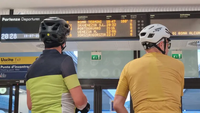 Il tabellone con le partenze e i 100 minuti di ritardo