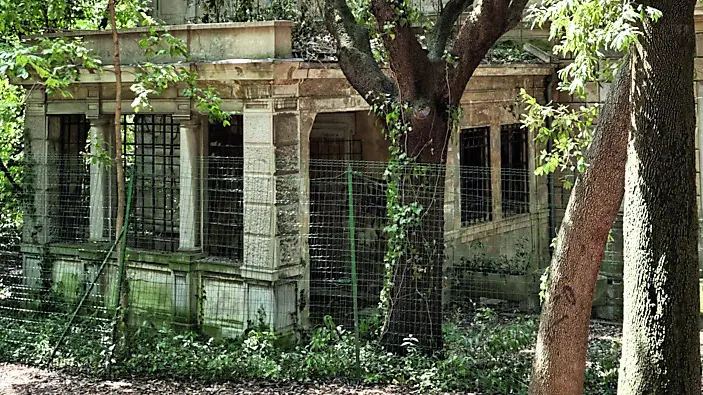 Lo scheletro di Villa Cosulich in mezzo al parco