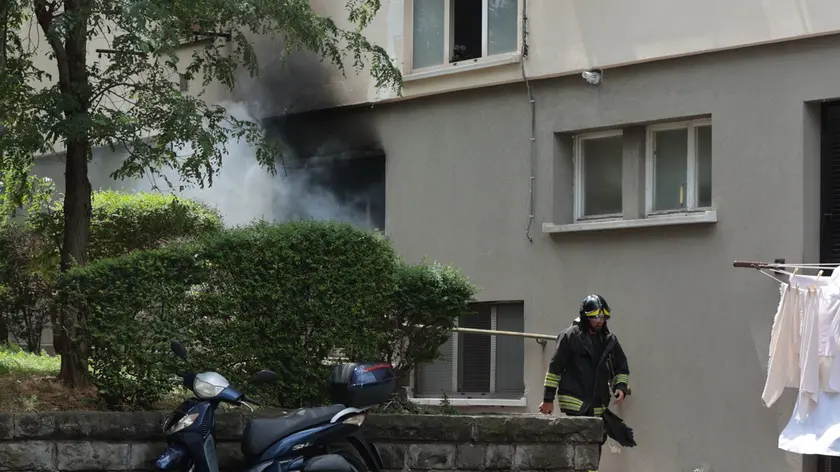 L’incendio nel complesso Ater in strada di Fiume, l’ultimo episodio sotto i riflettori Foto Andrea Lasorte