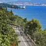 Una veduta della Costiera, sullo sfondo Miramare e la città Foto Lasorte