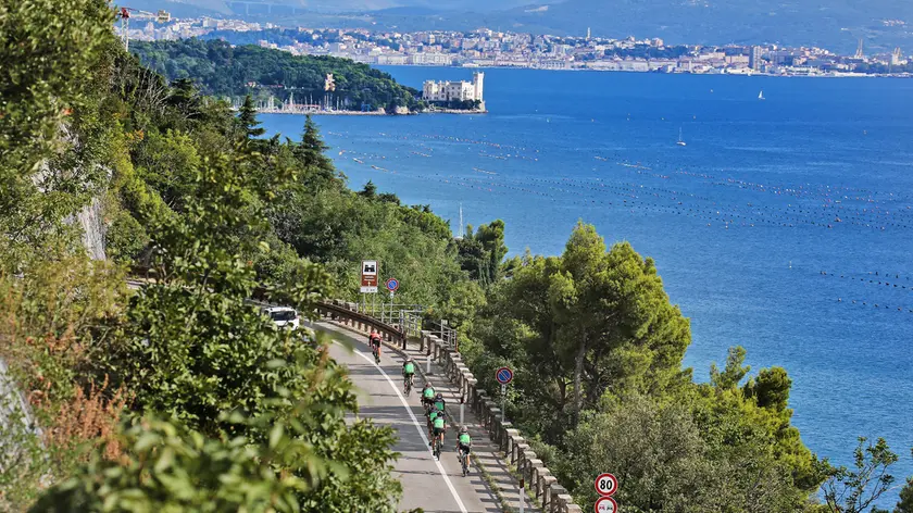 Una veduta della Costiera, sullo sfondo Miramare e la città Foto Lasorte