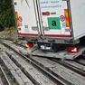 Il tir sui binari che blocca il transito del tram (Foto Lasorte)