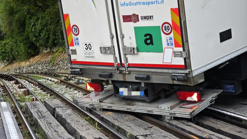 Il tir sui binari che blocca il transito del tram (Foto Lasorte)