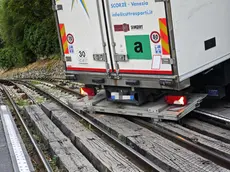 Il tir sui binari che blocca il transito del tram (Foto Lasorte)