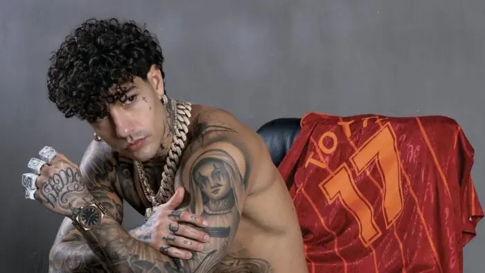 Il rapper romano Tony Effe (foto Cian Moore)