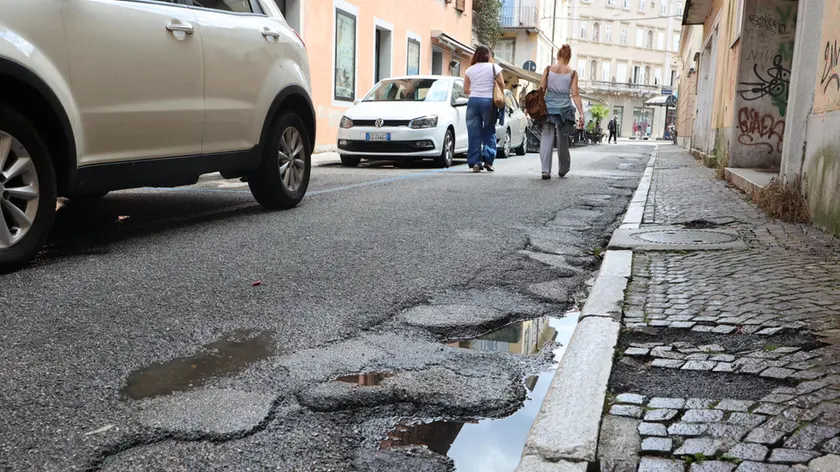 Le condizioni disastrate sia della carreggiata sia dei marciapiedi lungo la centrale via Nizza