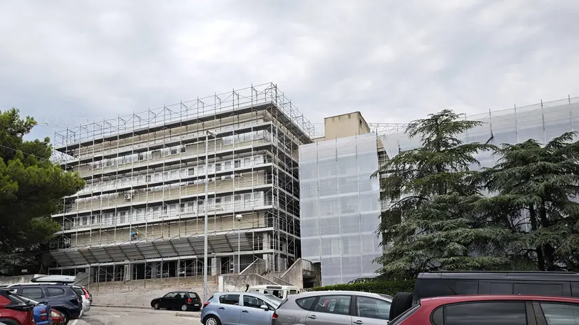 L’edificio ingabbiato che ospita il Volta in via Monte Grappa Foto Lasorte