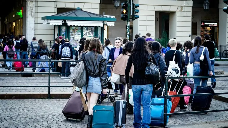Studenti con le valige in partenza per una gita