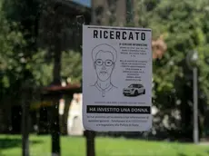 Il manifestino affisso alla fermata del bus di via Rosselli foto katia Bonaventura
