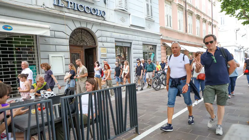 Turisti in visita alla città nella zona di corso Italia e lungo l’antica strada del commercio (Tibaldi)