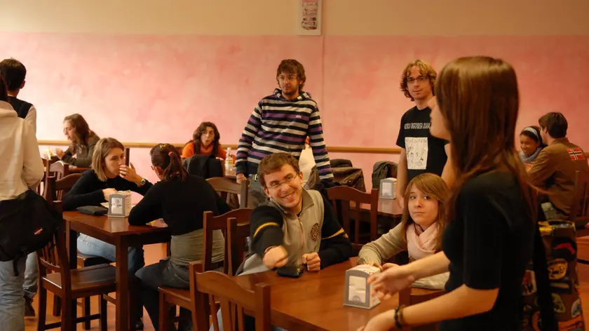 Studenti universitari alla nuova caffetteria in via Alviano