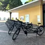 I veicoli a pedali ed elettrici per raggiungere la spiaggia dagli hotel e spostarsi a Grado
