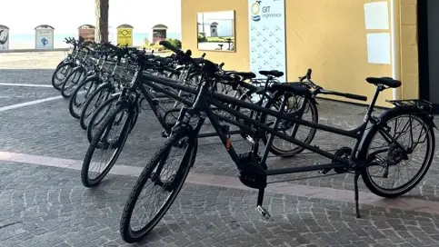 I veicoli a pedali ed elettrici per raggiungere la spiaggia dagli hotel e spostarsi a Grado