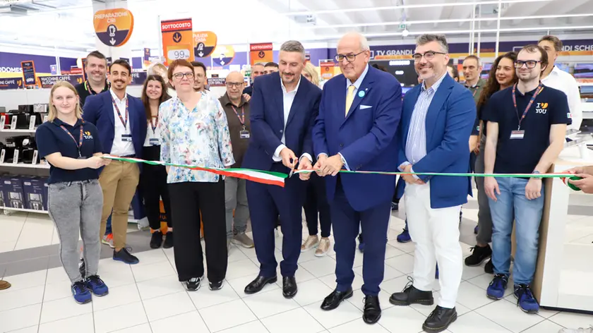 Il momento del taglio del nastro da Unieuro (Tibaldi)