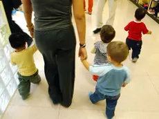 Bambini in asilo con una maestra in una generica immagine di repertorio
