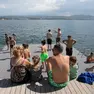 Tuffi e tintarella sul maxi-pontile (Bonaventura)
