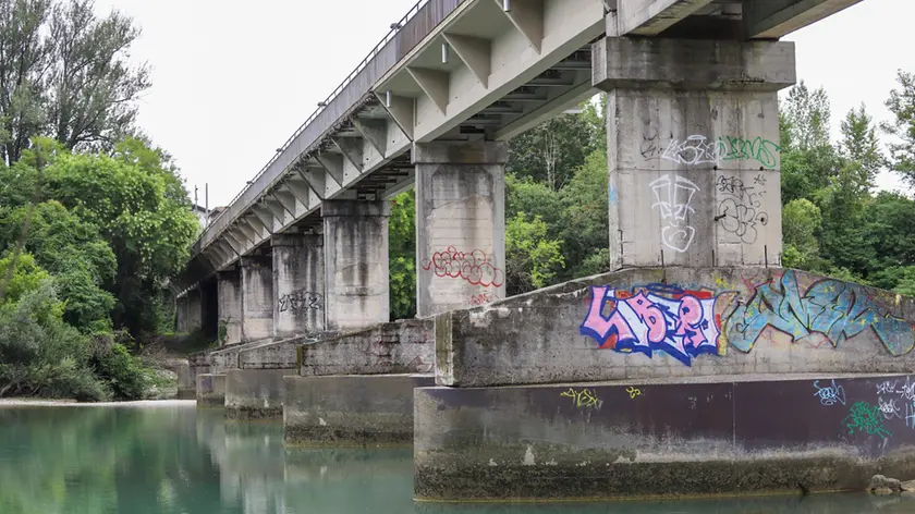 Il ponte ciclopedonale di Straccis da cui in molti si tuffano nell’Isonzo (Tibaldi)