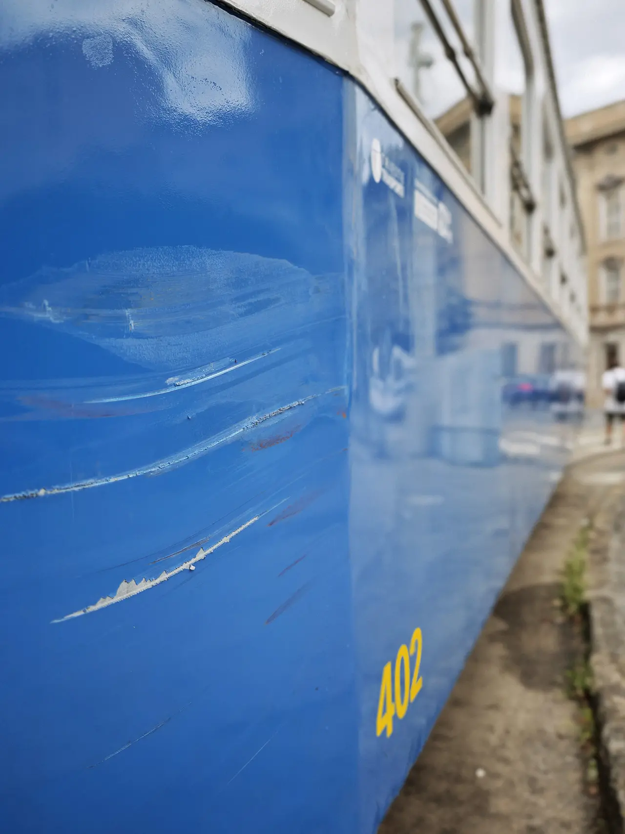 I danni subiti dalla carrozza 402 nel sinistro avvenuto giovedì a sole due ore dalla ripartenza del servizio