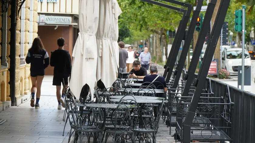 Alcuni dehors dislocati all’esterno dei bar fra corso Italia e corso Verdi (Tibaldi / Marega)