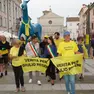 Il corteo con Marco Cavallo a Gradisca che ha preceduto il dibattito a teatro (foto Marega)