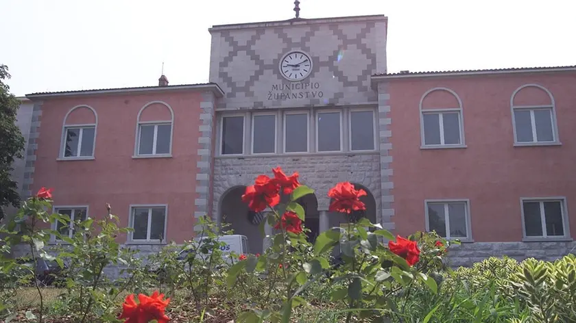 Il palazzo sede del municipio di Duino Aurisina (Lasorte)