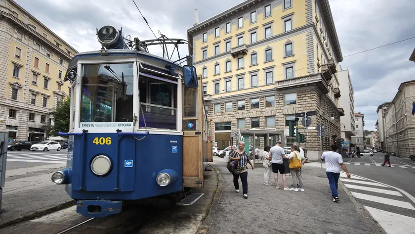 Alle spalle del tram Palazzo Arrigoni (fotoservizio Lasorte)