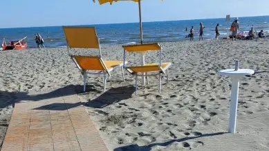 La passerella per le carrozzelle che non arriva al mare