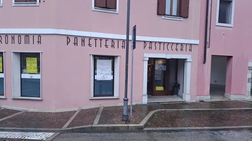 Il negozio di alimentari di piazza San Rocco a Villesse