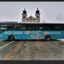 Un autobus Apt con la livrea speciale dedicata alla Capitale della Cultura