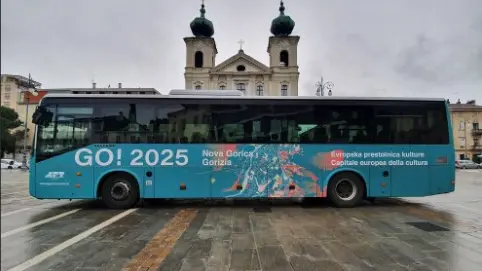 Un autobus Apt con la livrea speciale dedicata alla Capitale della Cultura