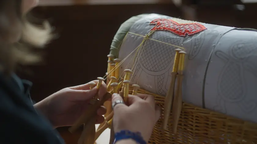 Un frame del cortometraggio dedicato al merletto goriziano