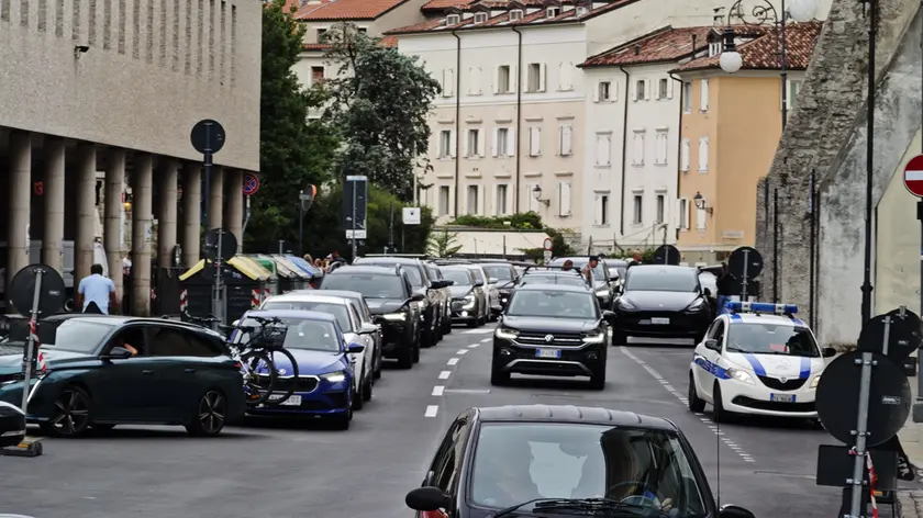 La colonna di auto in attesa di entrare al Park San Giusto (Lasorte)
