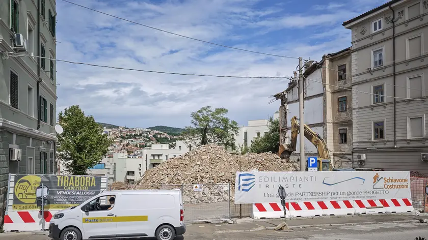 L’ex pizzeria Maddalena rasa al suolo, sullo sfondo San Luigi (foto Lasorte)