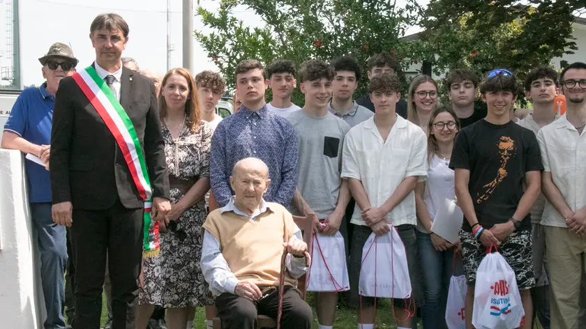 Candotto il 2 giugno durante la consegna della Costituzione ai diciottenni